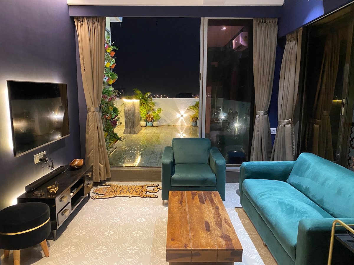 Deep blue walls and teal upholstery inside Sky Lounge